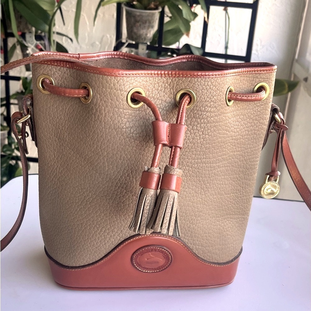 VINTAGE DOONEY AND BOURKE CROSSBODY BUCKET SAND AND TAN TRIM DRAWSTRING - Picture 3 of 15